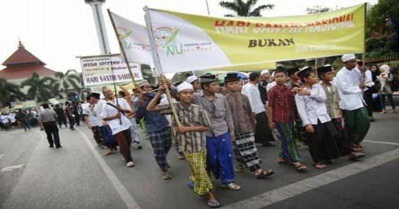 peringati-hsn-puluhan-santri-di-kendal-ikuti-jalan-santai-faBKinSa8j